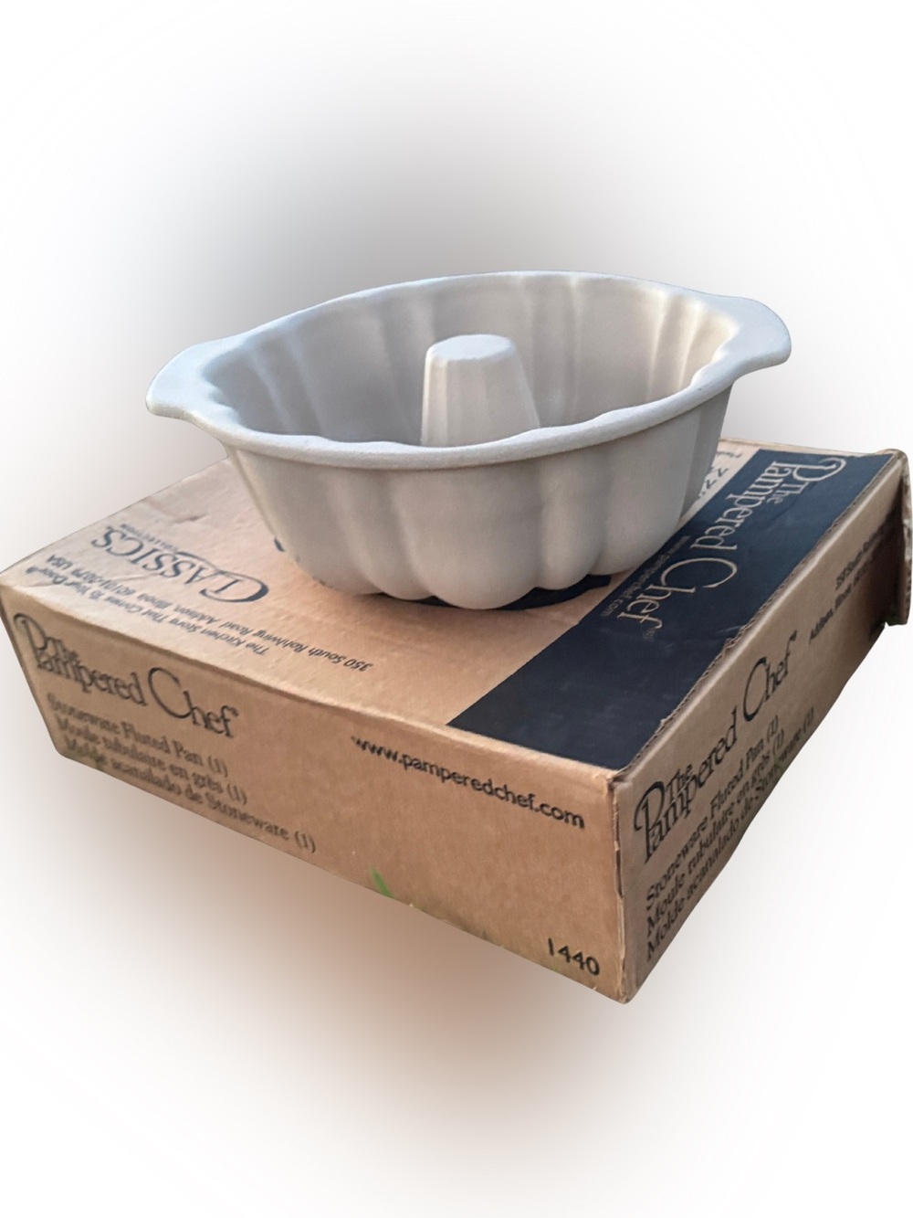 Pampered Chef Cream Stoneware Fluted Bundt Mold — Open Box